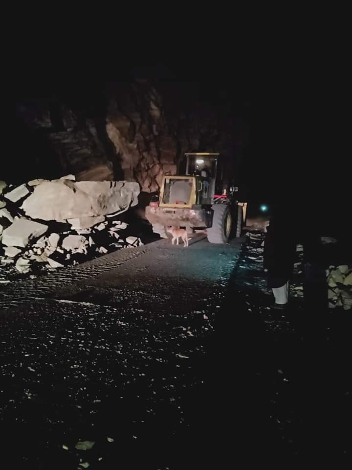 jamilnagri's tweet photo. Landslidings blocked Juglote_Skardu road near Malopa area in Roundu tonight, all kind of traffic has been suspended, travellers advised to avoid travel on the road.
The work for clearance of the road will be started in morning. https://t.co/WvQSjefUGF