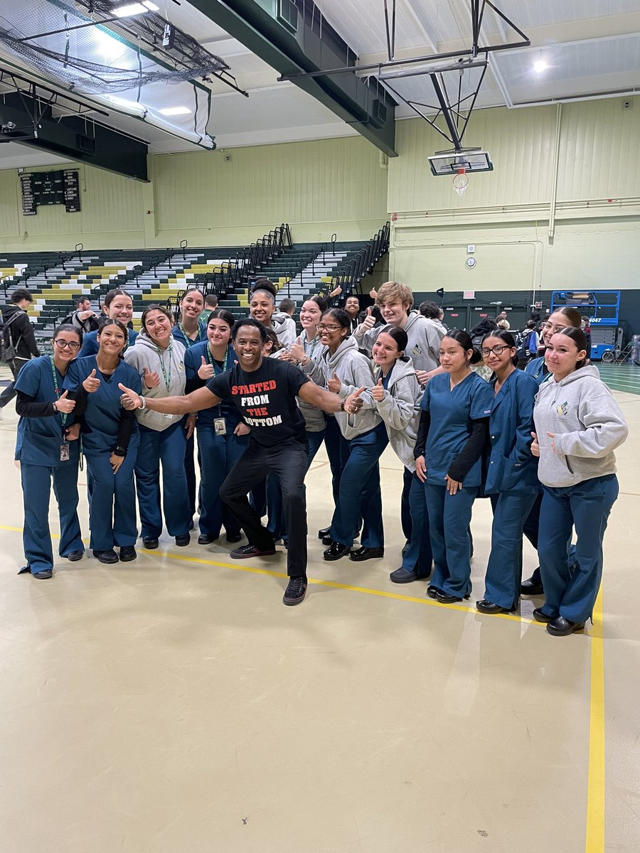 docspeaks's tweet photo. 🤗Young people inspire me daily!This photo is w/ students who will become a #nurseaide Being a nurse aide was one of the best things I ever did for my young family. It gave me a tremendous foundation in the helping profession &amp; insurance benefits. #easternstatehospital 🙌🏾 @mpyinc https://t.co/ZJPFEY72BO