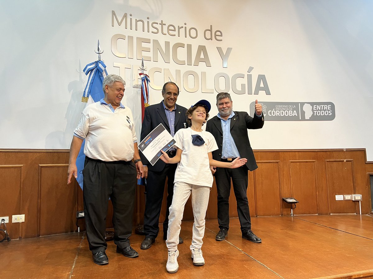 MalvinasCBA's tweet photo. Agradecemos la propuesta del @mincytcordoba y del @DSocialCba. Al finalizar entregamos un pin conmemorativo a Javier Martín, Director de Divulgación de las Ciencias y Tecnologías y a Gabriel Raya Tonetti, Secretario de Articulación Científica Tecnológica del ministerio anfitrión. https://t.co/63HVHV5QKN