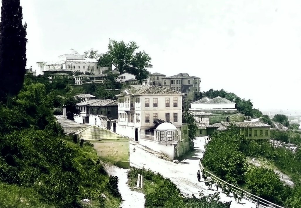mehmet_dilbaz's tweet photo. Cengiz Han'ın orduları gelse bir şehre bu kadar zarar veremezlerdi!

Bursa 1890 ve günümüz, aynı yer.

#kaybolantarihinpeşinde https://t.co/8v9A8rVKQc