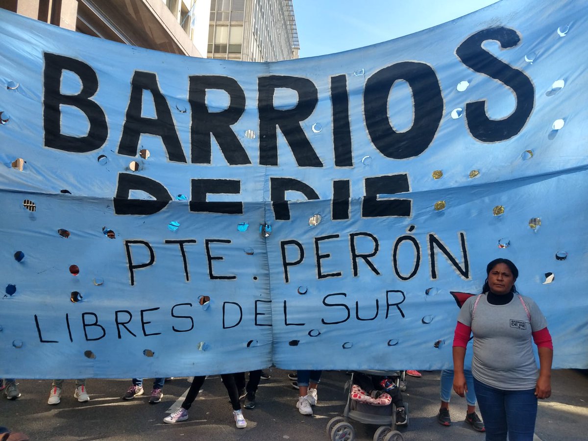 Libresdesur1's tweet photo. 📌En el marco del desacuerdo con el ministro Zabaleta.

Hoy Barrios de Pie realizo una jornada nacional de movilización a Plaza de Mayo, Barrios de pie entre otras organizaciones sociales planteando la universalización del Potenciar Trabajo.

🗣️👥🇦🇷💪
#BarriosDePie
#LibresDelSur https://t.co/ChIHFQJs1z