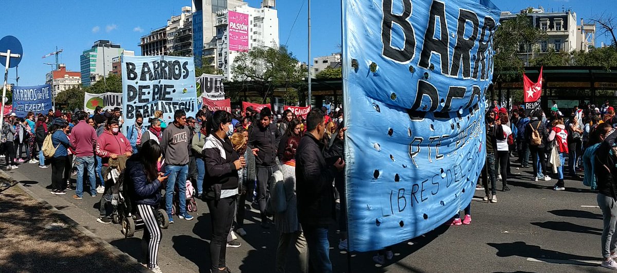 Libresdesur1's tweet photo. 📌En el marco del desacuerdo con el ministro Zabaleta.

Hoy Barrios de Pie realizo una jornada nacional de movilización a Plaza de Mayo, Barrios de pie entre otras organizaciones sociales planteando la universalización del Potenciar Trabajo.

🗣️👥🇦🇷💪
#BarriosDePie
#LibresDelSur https://t.co/ChIHFQJs1z