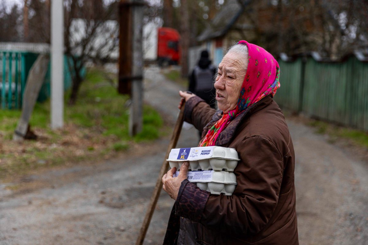 chefjoseandres's tweet photo. “For a month we baked our own pancakes, because we had flour, a stove and boiled potatoes. Now we're getting filled with canned goods and eggs and so much bread!" —Valentina was so excited when she met the @WCKitchen team in Bucha as we delivered door-to-door! #ChefsForUkraine 🇺🇦 https://t.co/pLrJ2rNKQ2