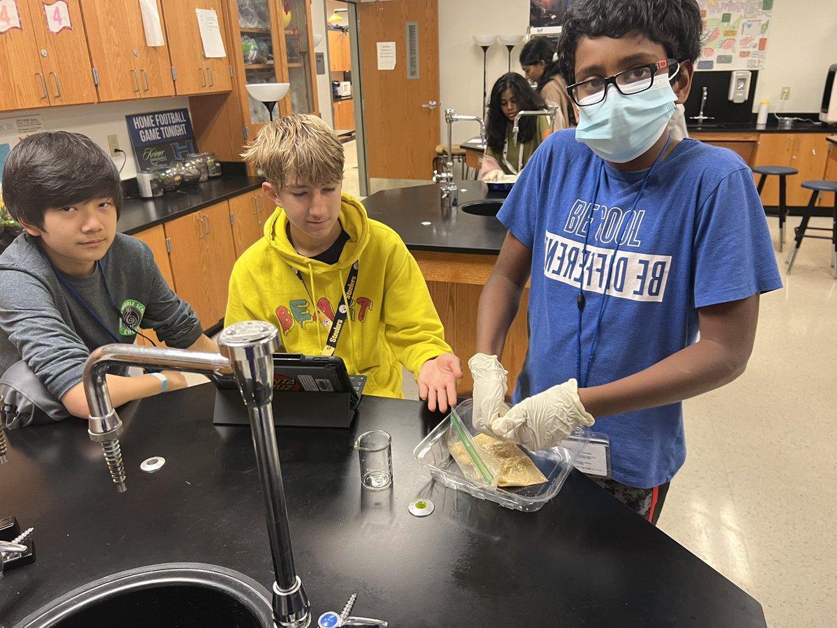 hillhollly's tweet photo. Digesting a banana and wafer in Science today 🤣 Gross but so cool! @Killian_MS #killianmustangs #KMS_GTScience https://t.co/2j1BTK11SZ