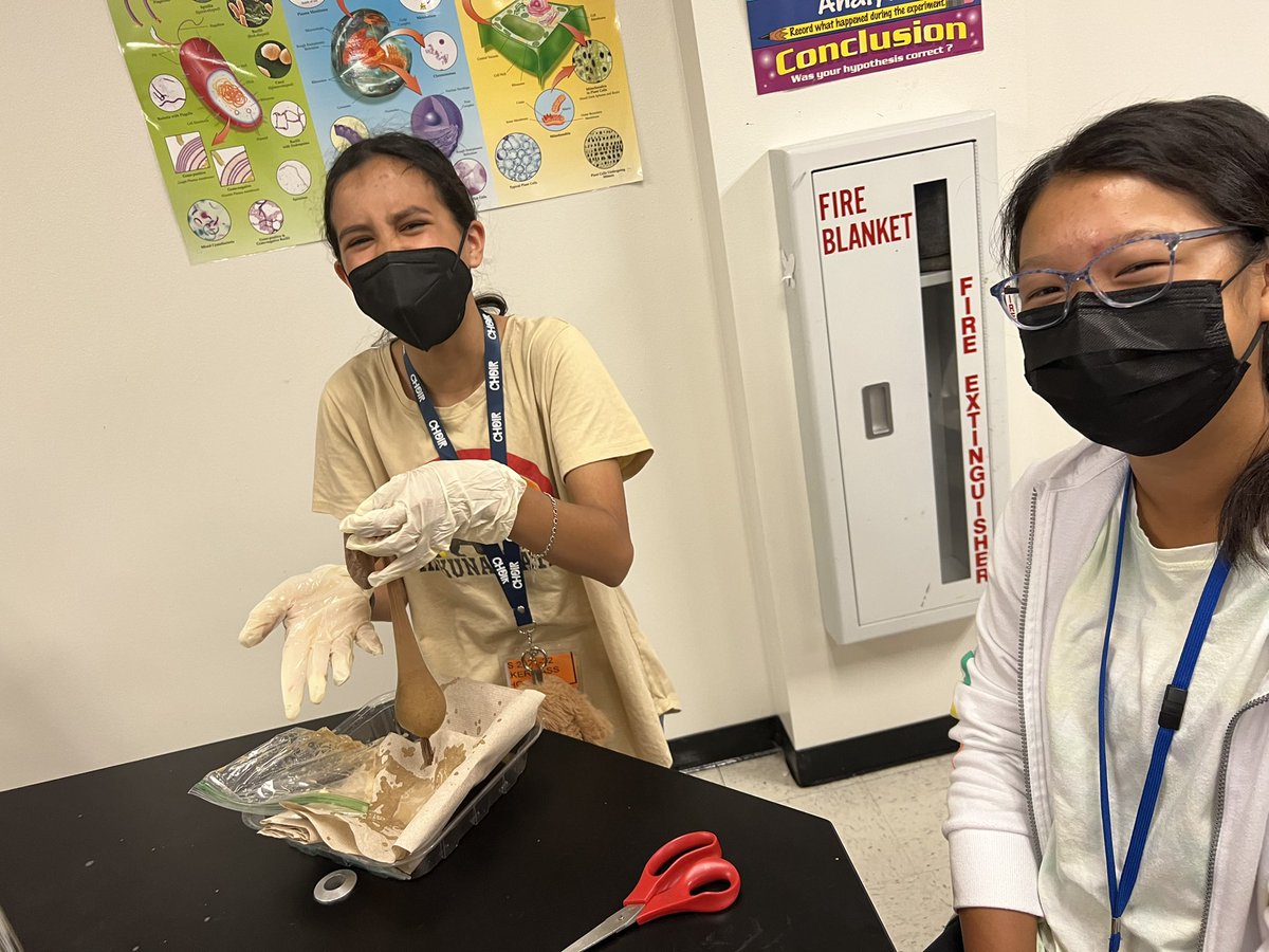 hillhollly's tweet photo. Digesting a banana and wafer in Science today 🤣 Gross but so cool! @Killian_MS #killianmustangs #KMS_GTScience https://t.co/2j1BTK11SZ