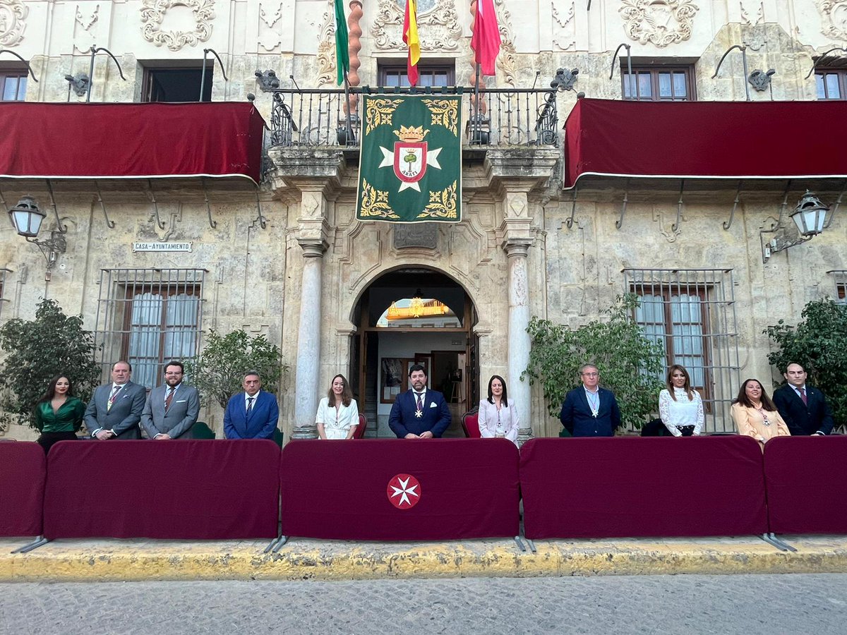 📸 Imágenes del paso de los titulares de la <a href="/Hdad_Jesus_Lora/">Hdad de Jesus Lora</a>, en la tarde de hoy #MiércolesSanto, por la puerta del <a href="/aytoloradelrio/">Ayto. Lora del Río</a>, donde fueron recibidos por una nutrida representación de la Corporación municipal loreña.