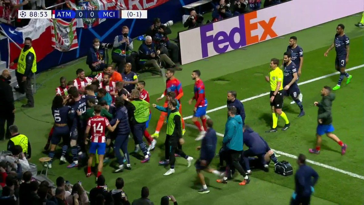 offensiveprank's tweet photo. 🔴Cuenta @rubenmartinweb desde el Metropolitano:

🎙️"Savic terminó el partido buscando en particular a Jack Grealish. Al parecer, el jugador montenegrino portaba una navaja e irrumpió en el vestuario del City al grito de: "Te voy a rebanar los cojones, rata inglesa".

#UCL https://t.co/hVvfs4E3eC