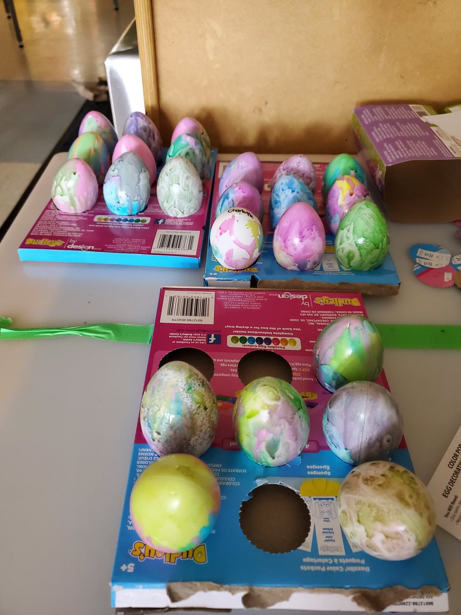 MsSNicholson1's tweet photo. We also were able to each make our own Easter eggs! @MsM_Taylor found these amazing sponge painting kits so we could make beautiful rainbows! What colour would you paint your egg? #Easter #eggfun
@dtrkinder3 @DiamondTrailPS @dsbn https://t.co/n4WPt0aCWs