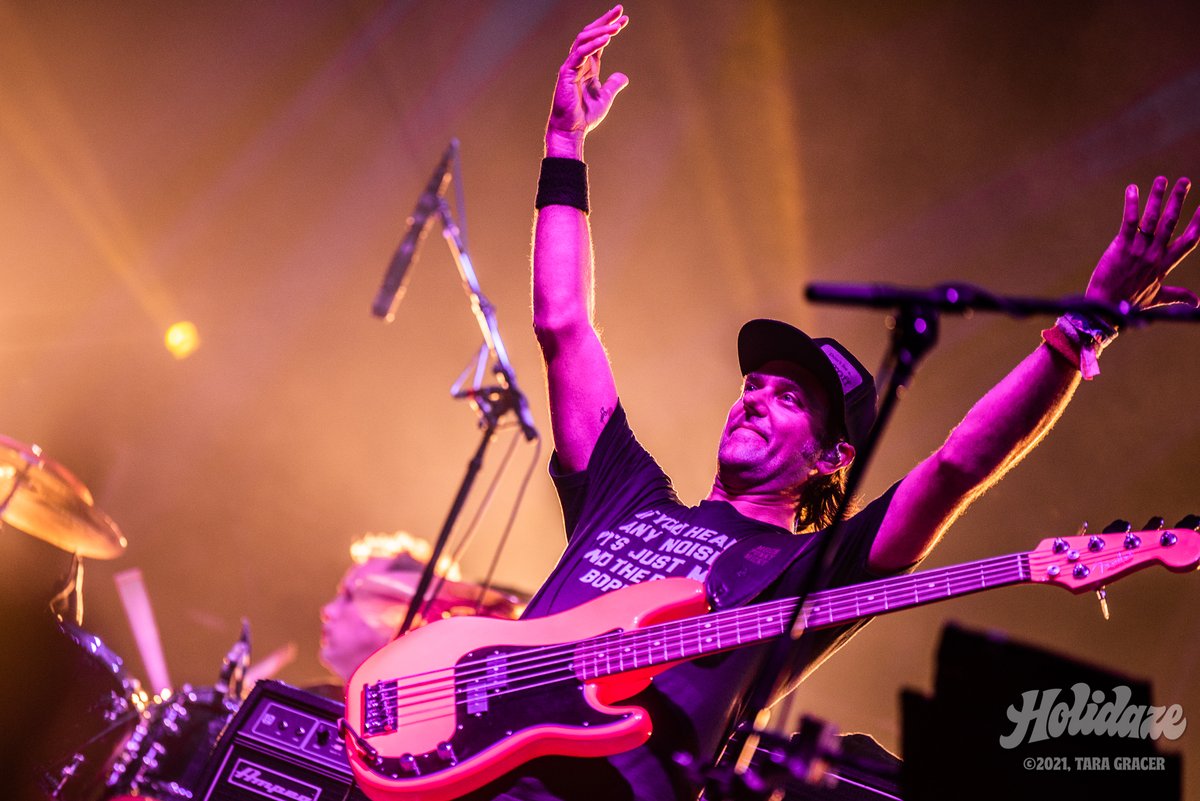 Holidaze tweet media