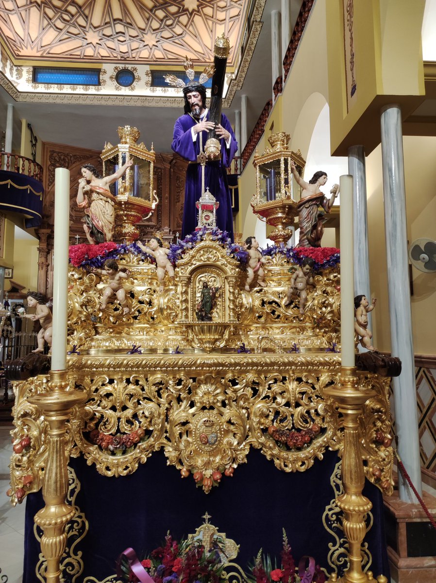 hdadjesusalgaba's tweet photo. Ya lucen los pasos de nuestra Hermandad con el exorno floral.
El paso de Nuestro Padre Jesús Nazareno lleva claveles rojos y friso de lirios.
El paso de Nuestra Señora de los Dolores fresias, rosas blancas, mini rosas malvas, jacintos morados, calas y orquídeas. https://t.co/H4iyX2y9pd