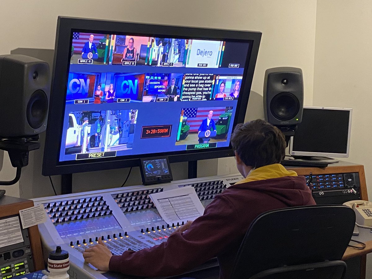 TVProdLab's tweet image. Wednesday lab crew doing their newscast thing #productionlife