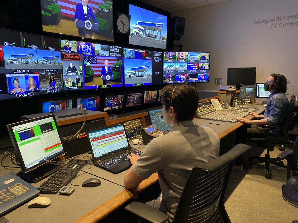 TVProdLab's tweet image. Wednesday lab crew doing their newscast thing #productionlife