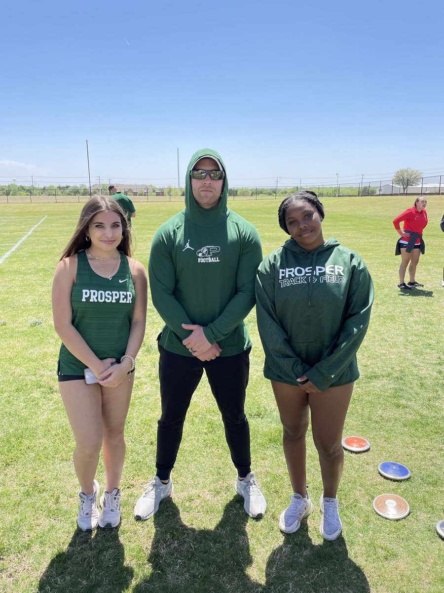 Tyrel_Lenard's tweet photo. Solid year for the disc squad. 6/7 PR’d today. I’m proud of your growth. Until next year! @EmilyPatel26 we got another week to break your record again! 🦅 https://t.co/MSYTyb1hFr