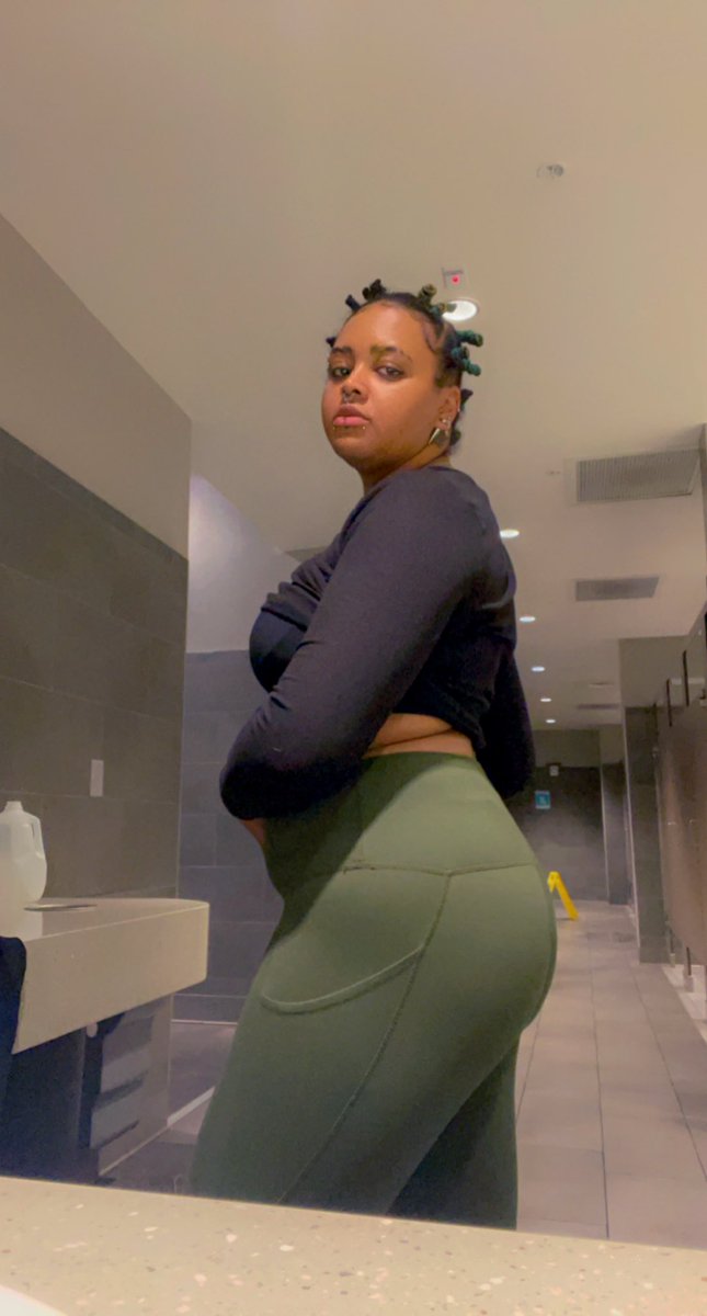 LittleBleuJ's tweet photo. The #black &amp; #green vibes continue for the #gym sesh 💪🏾
   #baddie #thickredbone https://t.co/RmB64Xt00x