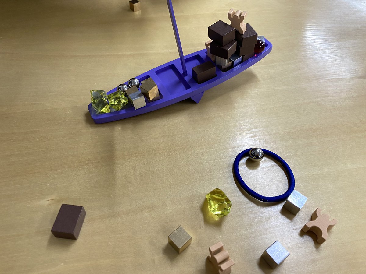bdglururu's tweet photo. バイキングシーソー
シーソーのような船を使ったバランスゲーム。手番では浮いている側へ手駒を1つ配置。傾きが変わったら荷物駒を1つと落ちた駒も獲得する。誰かが手持ちのコマを全部置き切るか船室から茶色の荷物駒が無くなったらゲーム終了。手元に残った駒の総重量が軽い人の勝利。クニツィア作。 https://t.co/cxzjjngS0T