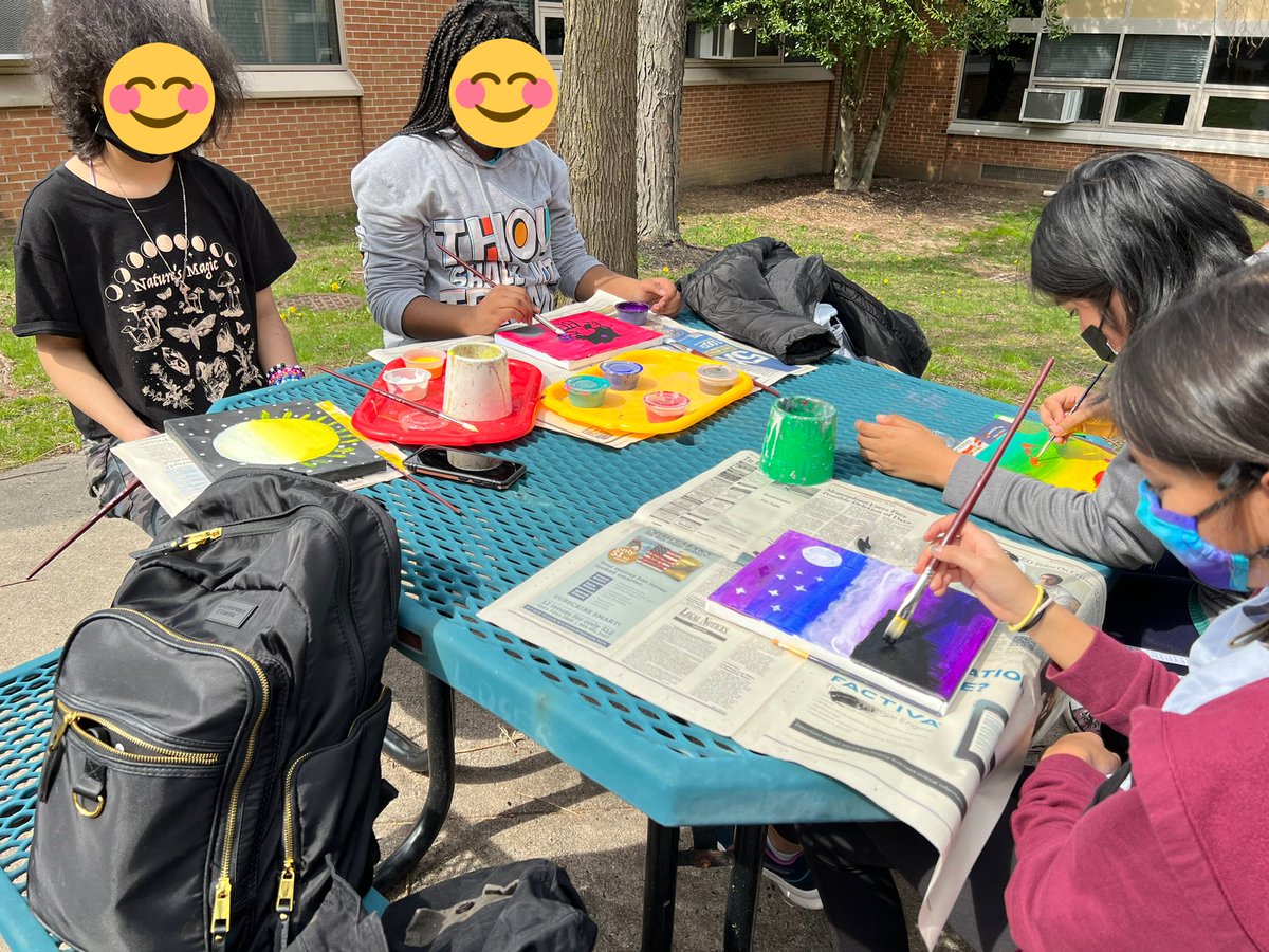 Art club took advantage of the nice weather and painted outside today! <a href="/FMS_FTPSchools/">Torrie Rumph-Hurd</a> <a href="/ArtsSupvr_FTPS/">Cesar Rainho</a>