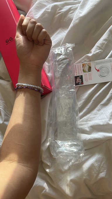 I put this dildo on my wishlist cause it was so cute tell my why it came in and ITS THE SIZE OF MY ARM<a href="/tag/newprofilepic"class="tags"><span>#newprofilepic</span></a>