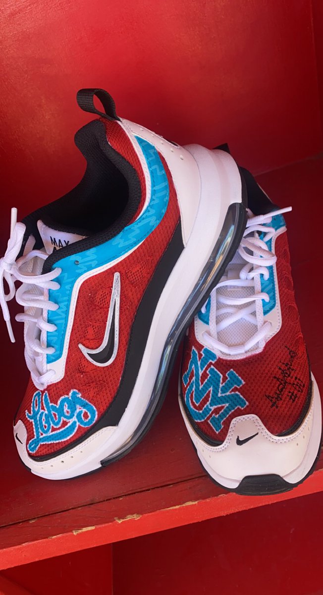 THEkhawk13's tweet photo. Obsessed with these one of a kind, custom @vc2art kicks😍❤️🔥🐺🥎 #UNM #Lobos #GoLobos #UNMsb #teamturq #sneakerhead #Nike https://t.co/LiKfDImvXC