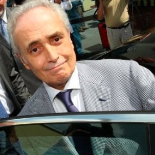 10 november 2010 - Tenor Josep Carreras  ❤️🌺❤️ visited little patients at the  at the  Hematology Unit of the Municipal City Hospital in Torun, on the occasion of his celebrated concert  there,  at the  Motoarena.

(See on the back)