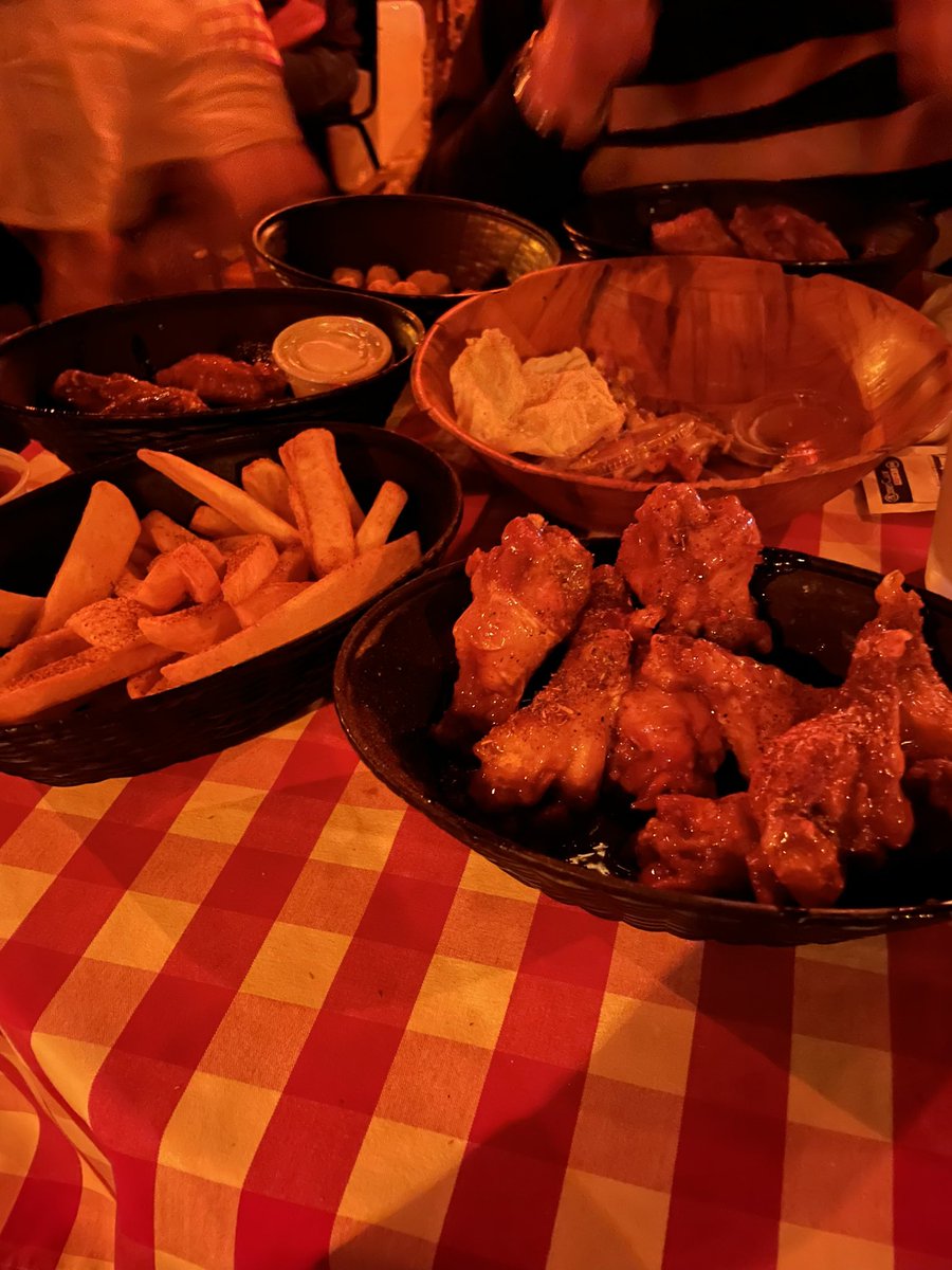 DStahnke's tweet photo. Wingy Wednesday!
#DroversInn🍗 https://t.co/v1asoo9KRI