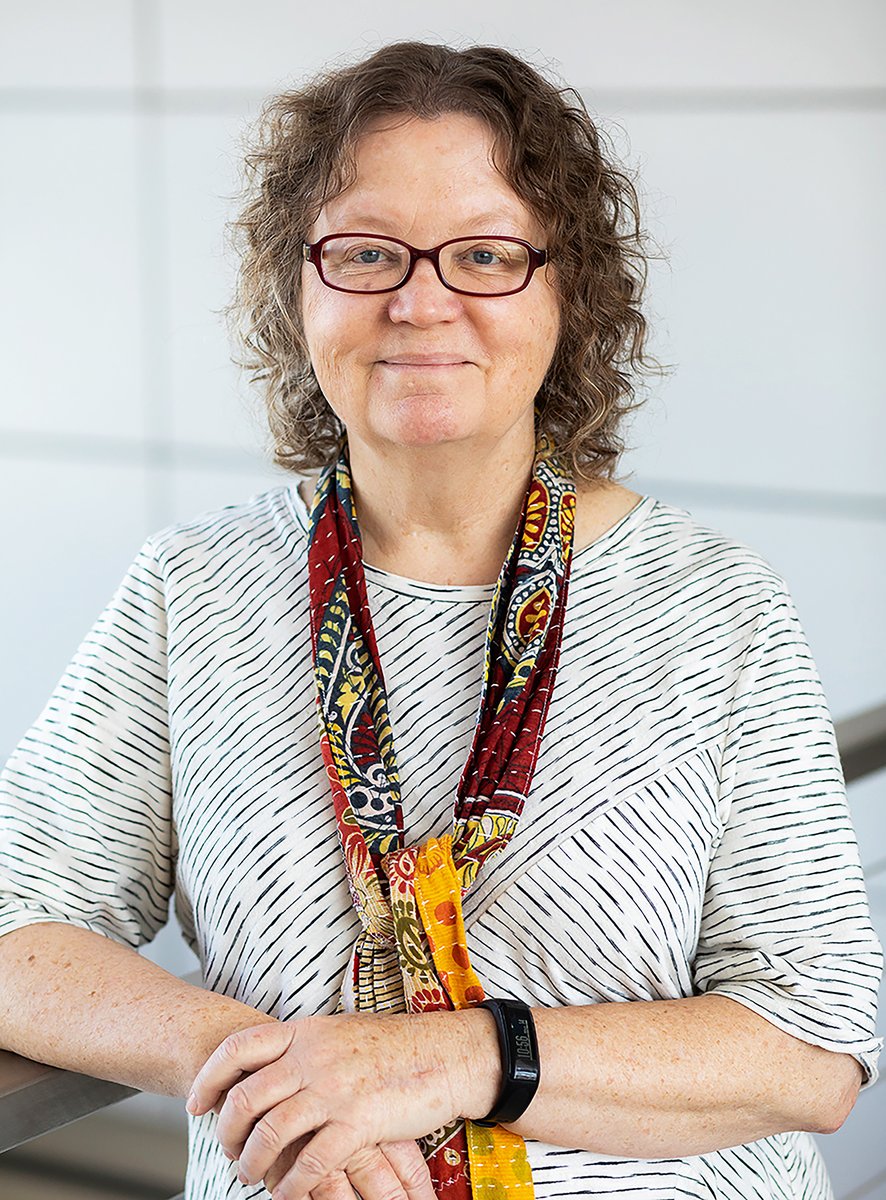 SLAClab's tweet photo. Meet Glennda Chui, writer and editor extraordinaire📝🏅, who for the last 15 years has helped SLAC scientists explain their research. 
·
"We work together to find wording that's understandable, but accurate, so we can get their research out into the world." 
· 
#boldpeople https://t.co/qX7buOtuEd