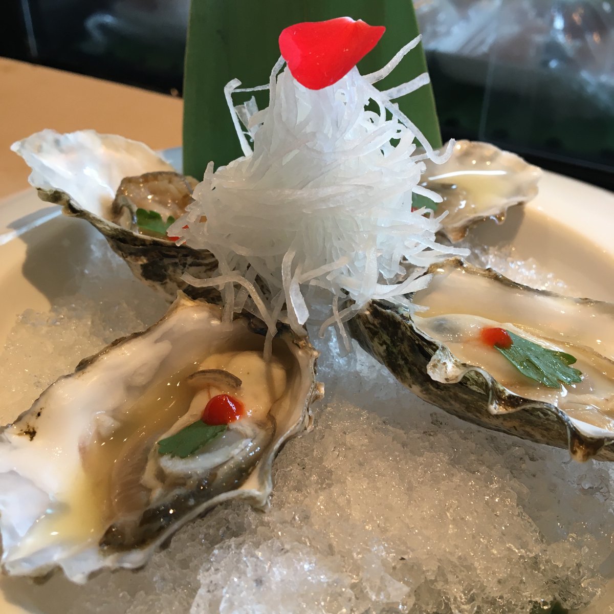 BuckheadTomo's tweet photo. Straight from Chef San. Hoshi oysters with yuzu juice, a piece of cilantro and a dot of hot sauce. Sublime #tomobuckhead #hoshi #food #dinner #japanese #sushi #cilantro #hotsauce #sriracha #yuzu https://t.co/Ot8oiZWA6g