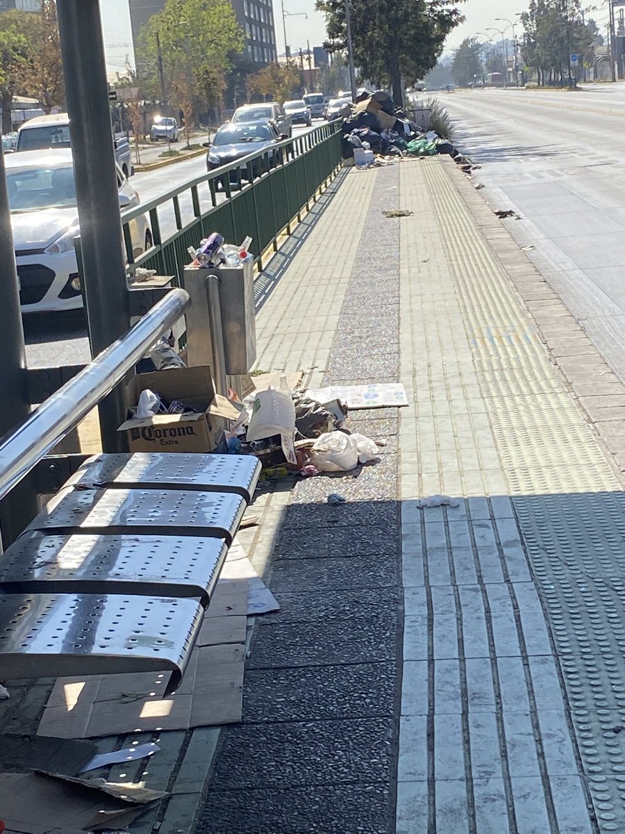 Constan11870047's tweet photo. Jamás había visto así de sucio el paradero 14 de Santa Rosa.Favor municipalidad de la comuna de San Miguel realizar la limpieza correspondiente está basura lleva más de un mes aquí y día tras día aumenta la cantidad de basura… @Muni_San_Miguel @erikamartinez_o @zanmiguelito https://t.co/PDqRHhnXYA