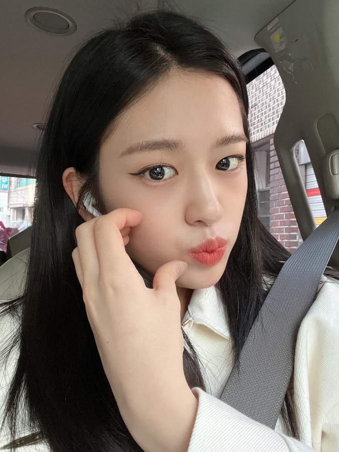 yujinniehour's tweet photo. [♡] #YUJIN #유진 #IVE #아이브 https://t.co/AdopnKmpHt
