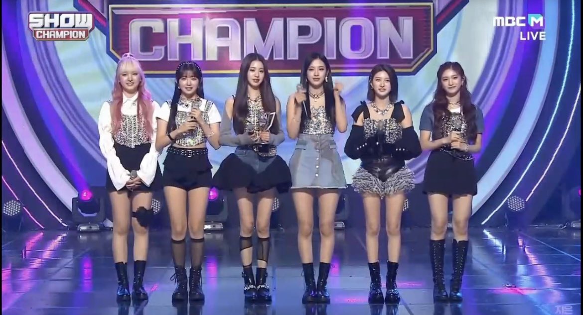 Kpop3Jessi's tweet photo. °• Hoje No Show Champion, IVE Conquistou Seu 2° Win de "LOVE DIVE", Sendo Este O 15° Wins Delas No Total! Parabéns Minhas Estrelas!💫💫💫💫💫💫
#LOVEDIVE2ndWin @IVE_twt
#IVE15thWin @IVEstarship ❤🏆🏆🎶 https://t.co/rlnBSiqmxQ
