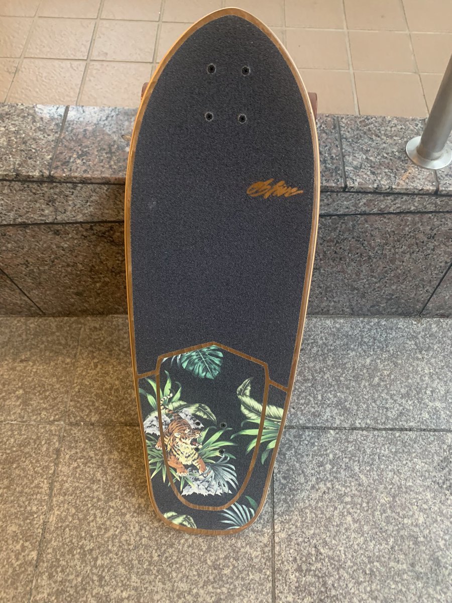 Sneakersuki0516's tweet photo. スニーカー投稿じゃなくてごめんなさい!
嫁にサーフスケート買ってもら���ました!
これでサーフィンの陸トレ頑張ります!🌊🌊🏄
#OBfive
#サーフィン
#サーファー
#陸トレ
#サーフスケート https://t.co/fpZQaikiwu