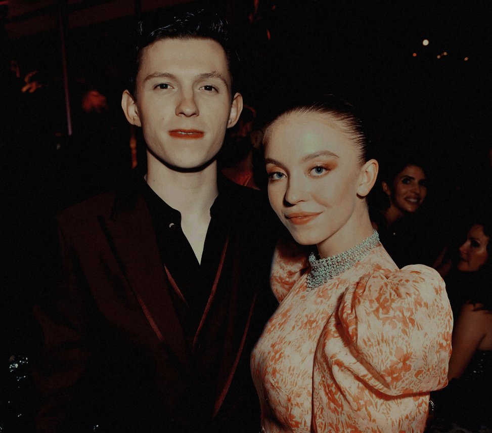 ㅤ
     ╱  𝑺𝘌          𝘉𝘜𝘚𝘊𝘈          𝘈  ⦂
     príncipe      de      Dinamarca
⠀  friends to  fake  relationship
     to⠀⠀⠀⠀⠀⠀⠀⠀⠀         lovers
     𝖿͟𝖼﹕Tom Holland / Jacob  E.
     más    información   al   dm ｡
ㅤ
ㅤㅤ