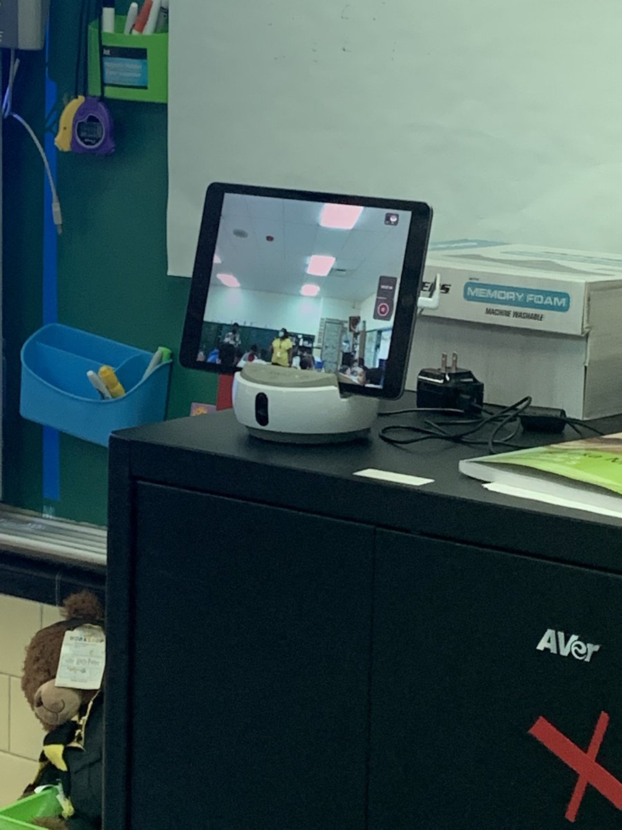 rkhyman4's tweet photo. Yesterday, we were able to use the SWIVL to record a 5th grade lesson on the layers of the Earth with @DrDTMendez! #NNPSITC #SedgefieldEagles #NNPSProud https://t.co/xFRtX3TK1H