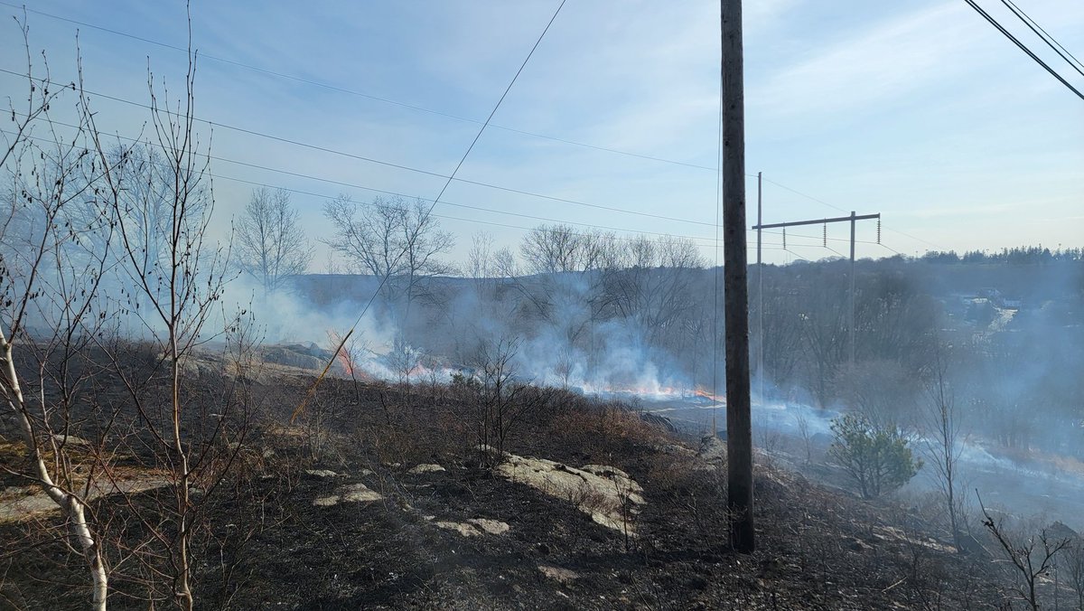 AndrewWorc's tweet photo. Currently on scene of a Brush fire on the City of Worcester. @pauls612 @WorcesterFD #worcesterma #worcesterfd https://t.co/6colU4xVM3