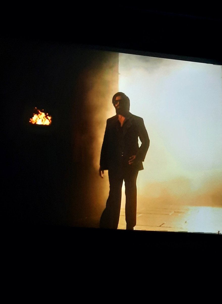 NimmaYasha's tweet photo. ಬೆಂಕಿ, ಬಿರುಗಾಳಿ Scale of the movie is massive and tremendous,  Background music 🔥🔥🔥 
#KGFChapter2 #KGF2FDFS #KGFreview @TheNameIsYash #kgf #KGFChpater2 #kgf https://t.co/ZbAhBNmotL