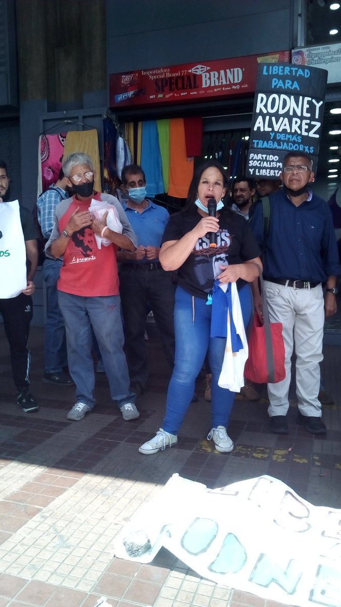 angelariaslts's tweet photo. Hoy #13Abril estuvimos en el Palacio Justicia, esperando a Rodney. Nunca llegó, porque a pesar de haber ya una orden de excarcelación, las autoridades de El Rodeo II no autorizan su liberación. Otra arbitrariedad más -una más!- en casi 11 años de injusta prisión.
#LiberenARodney https://t.co/IrpdW9tA0i
