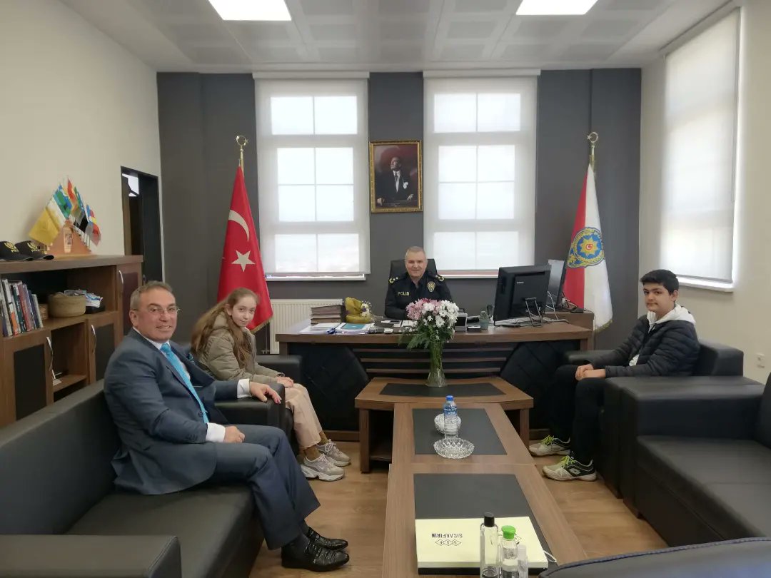 Kahraman Emniyet Teşkilatımızın Polis Haftası Kutlu olsun. Polis Haftası sebebiyle Silivri İlçe Emniyet Müdürü Cemil ERİM'i makamında ziyaret ettik. Misafirperverliği için kendilerine teşekkür ederiz. Tüm emniyet görevlilerine başarılar dileriz.