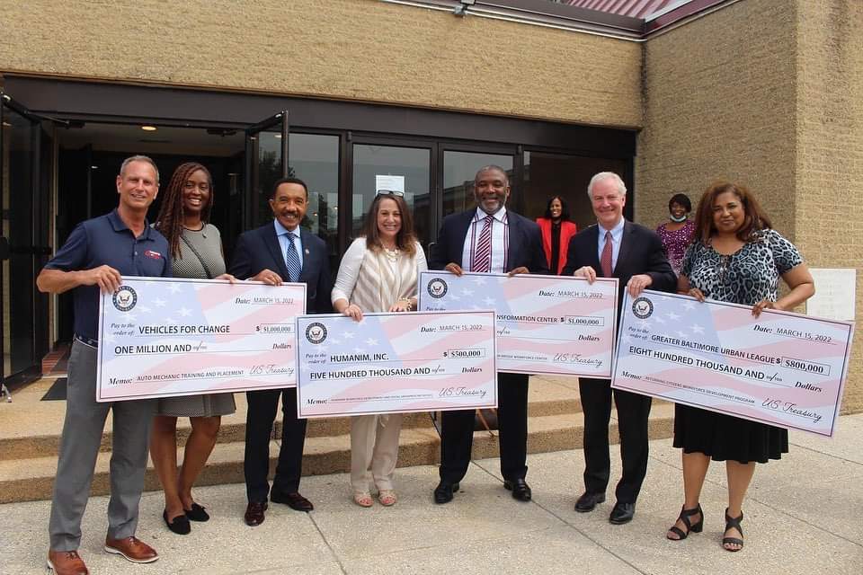 Smith4Delegate's tweet photo. Beautiful day to join our dynamic federal partners in the 45th District! Grateful to our US Senator @VanHollenForMD &amp; @RepKweisiMfume for steering key fed investments into the Mary Harvin Center &amp; @Humanim to support seniors &amp; workforce dev. #Partnership #CommunityBasedSolutions https://t.co/WwhzHwea1w