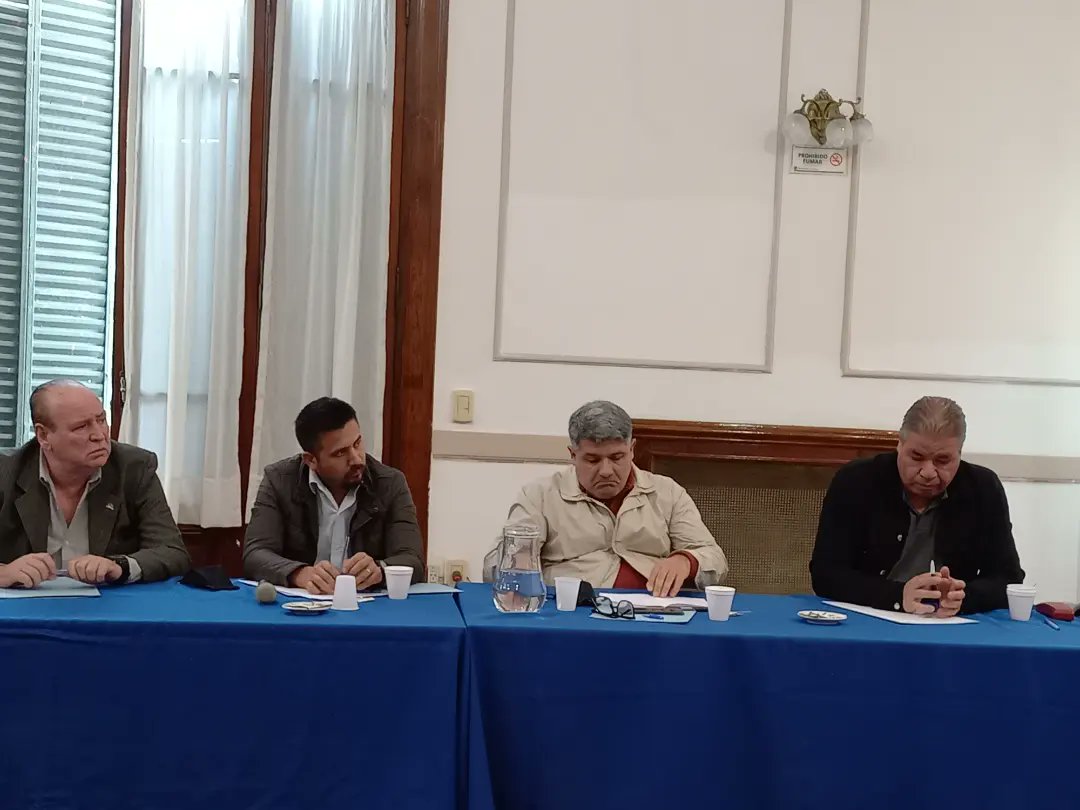 EducacionCyT's tweet photo. 👉 El Secretario @AColicignoOk y la Secretaria de la Producción @giorgi_debora participaron de la primera mesa de trabajo que se realiza con autoridades del Ministerio de Trabajo PBA, la Dirección General de Educación bonaerense, sindicatos y miembros de los sectores productivos https://t.co/ijrsiZUuKS