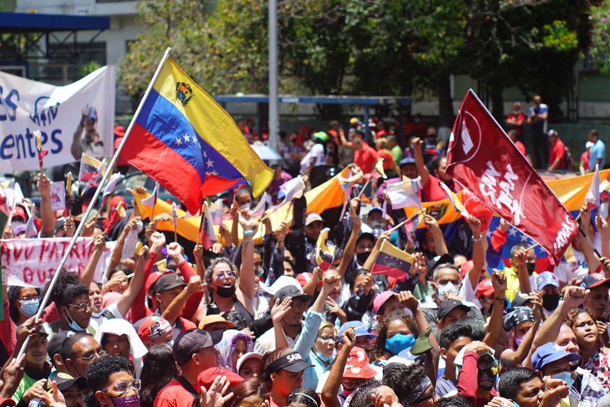 ¡Cuánta energía y patriotismo! Las calles de Caracas se desbordaron con espíritu bolivariano y chavista para celebrar los 20 años de la histórica y victoriosa Revolución de Abril. Mi saludo a las y los patriotas por esta marcha tan hermosa. ¡Viva la perfecta Unión Cívico-Militar!