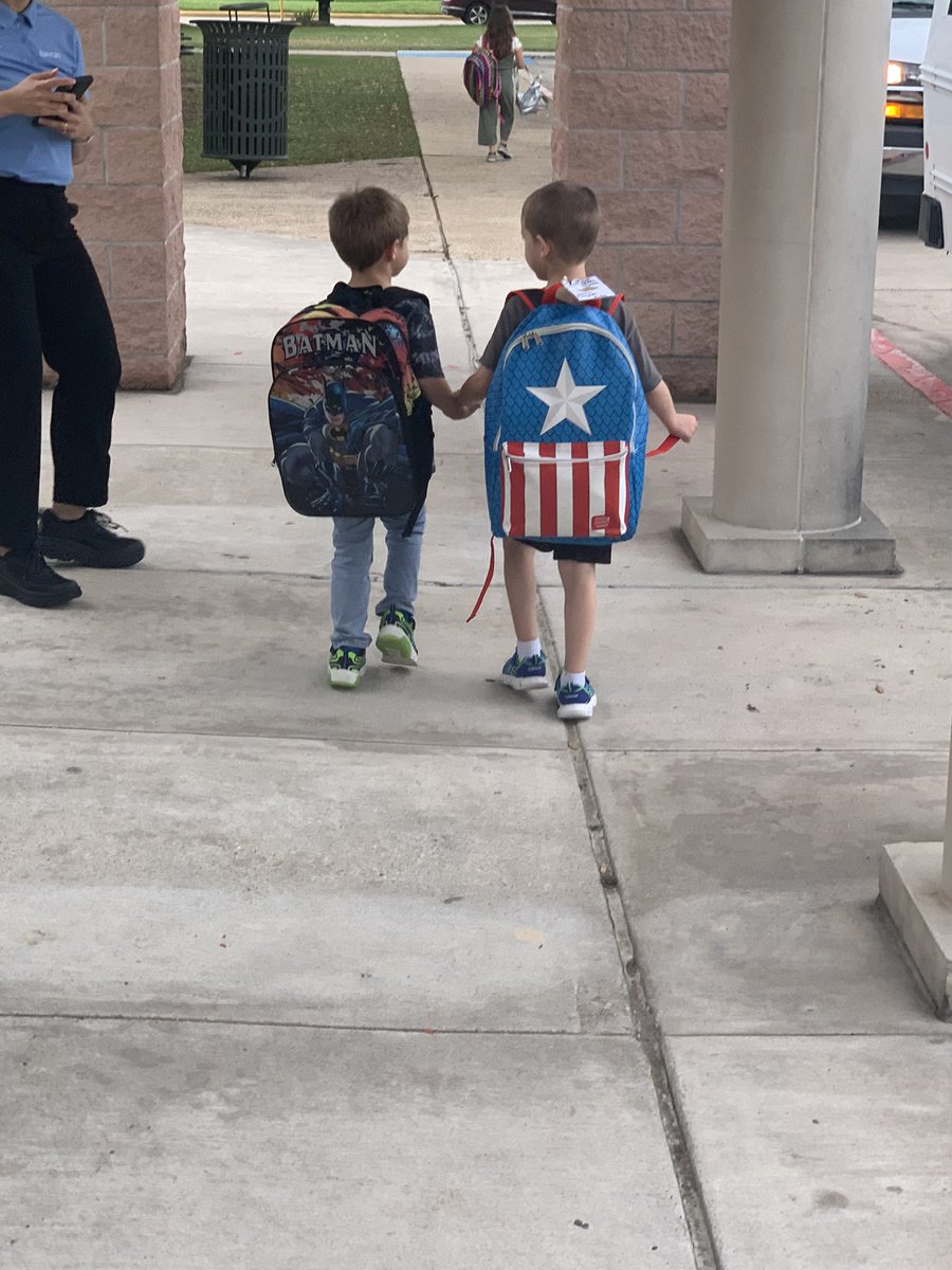 Dismissal is even better with a buddy! <a href="/HumbleISD_OE/">Oaks Elementary</a> @Christi64163347