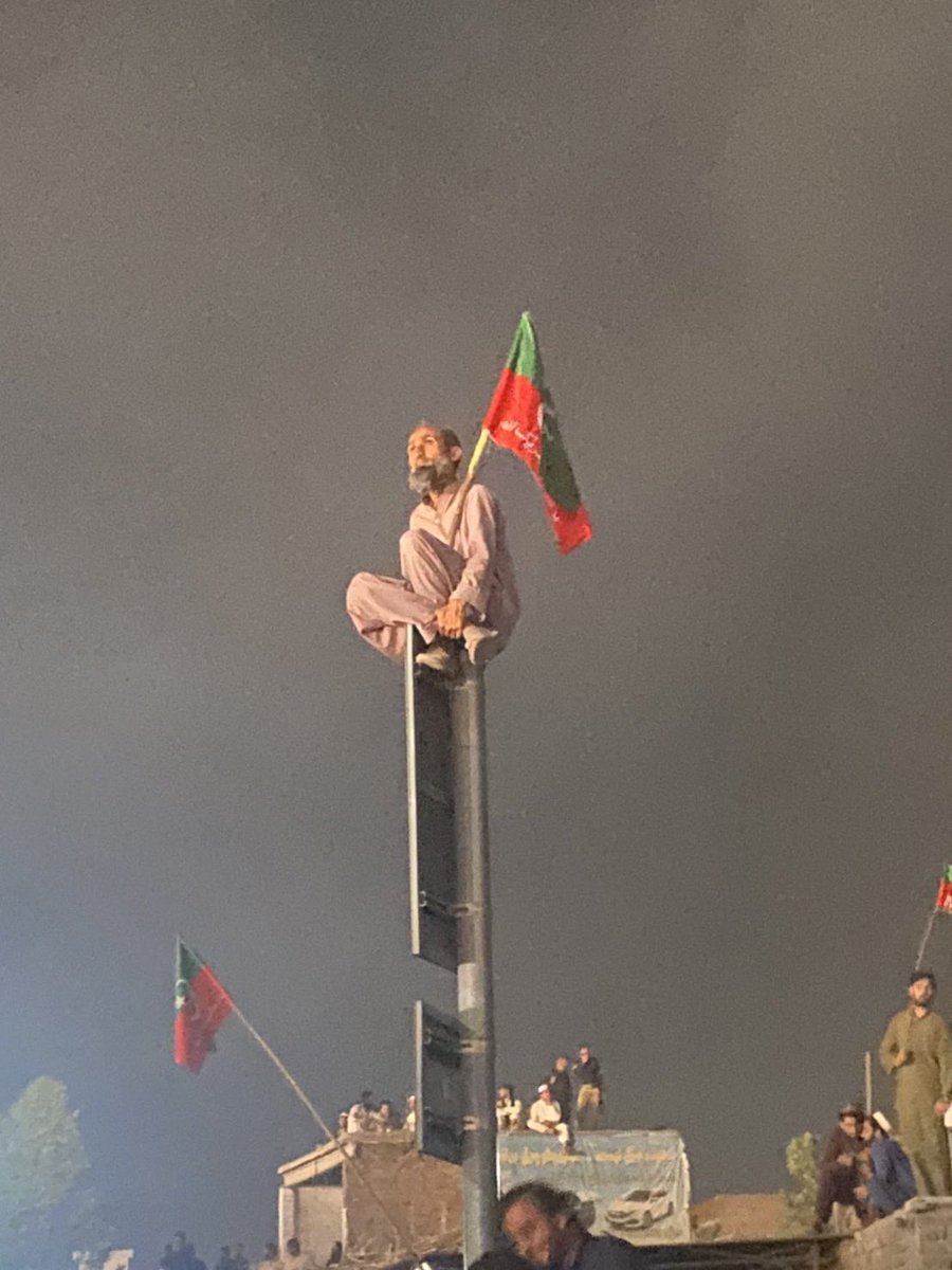Lalika79's tweet photo. This frame has my heart 😂😂

#امپورٹڈ_حکومت_نامنظور https://t.co/oEQExjkeb3