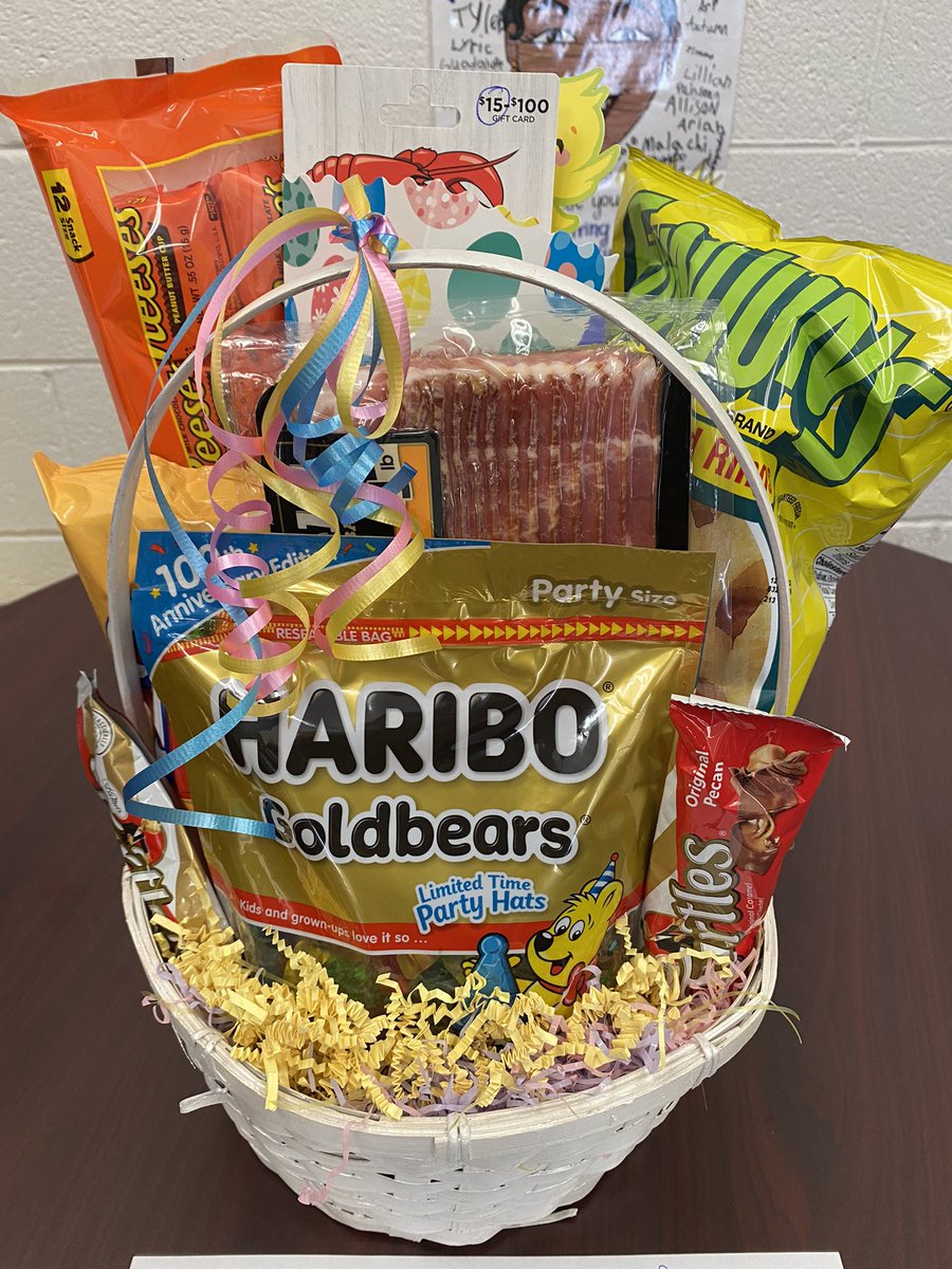makishawilliams's tweet photo. When the front office staff knows what you like, they make sure it’s in the basket of goodies they give you for AP Week. Yep, that’s a pack of bacon! So thankful for these ladies! #APWeek22 @PCE_HCS https://t.co/ItTXuzut8B