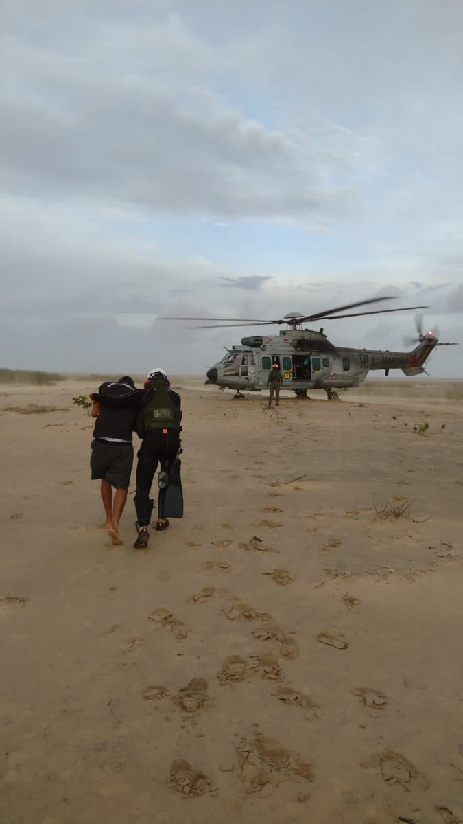 marmilbr's tweet photo. #AgênciaMarinha | Hoje (13), uma aeronave Super Cougar, da Marinha, resgatou com vida, na Ilha das Flechas-PA, 6 pessoas da embarcação “Bom Jesus” que estavam desaparecidas. Há pelo menos 10 dias, seus familiares não recebiam notícias. #SempreProntos https://t.co/ks6poXeYYt