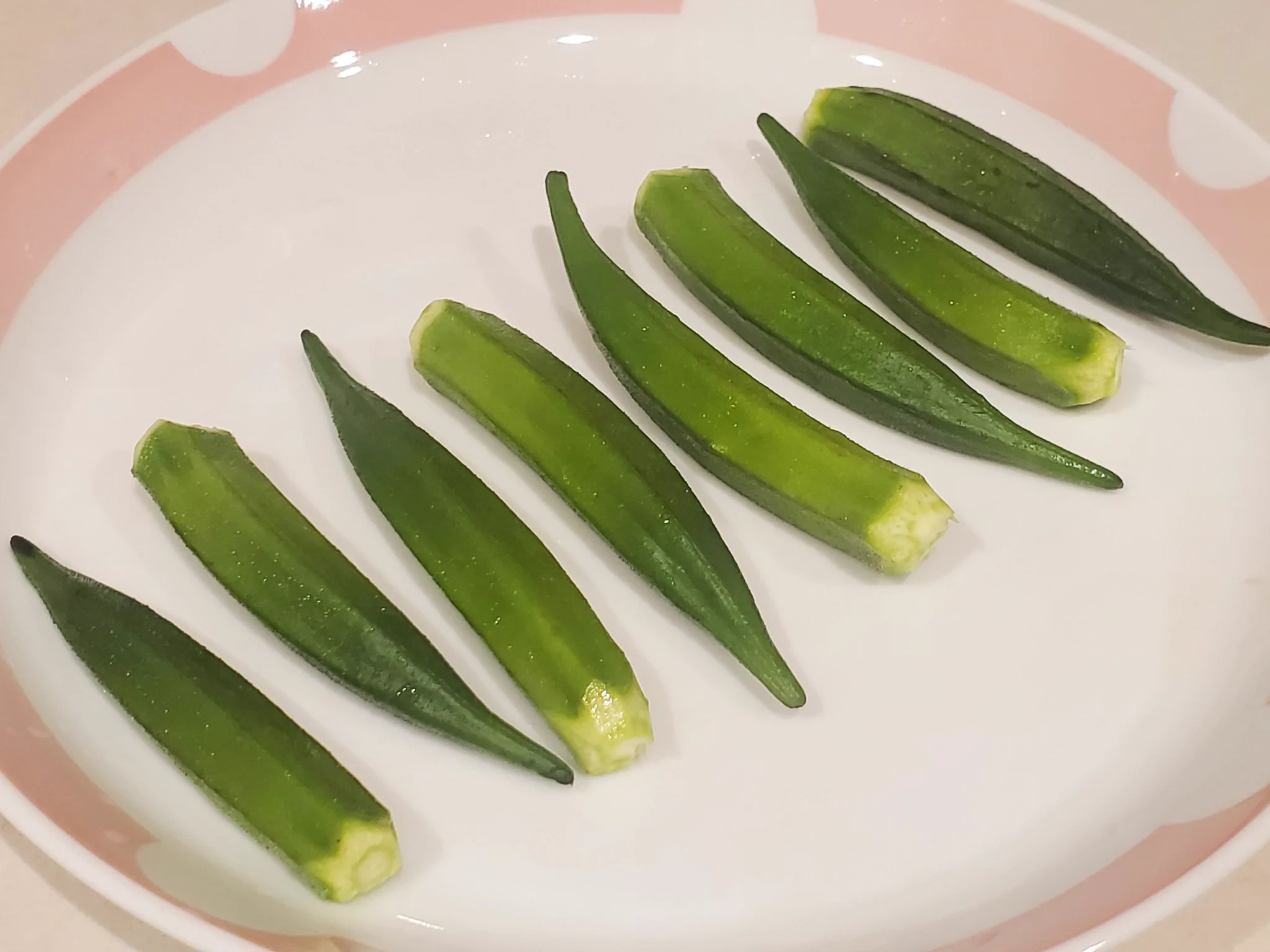 茹でる必要がないからお手軽！さっと一品作りたいときにも重宝しそうな「オクラ」レシピ！