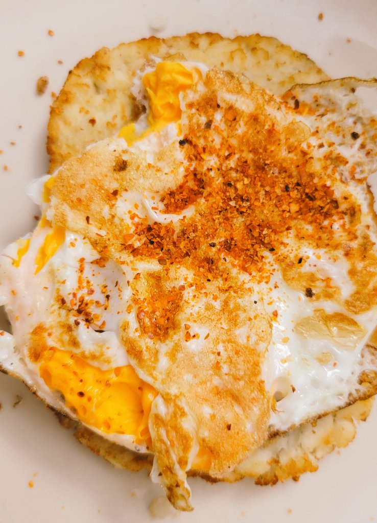 veg_out_recipes's tweet photo. Hash brown patty + fried egg topped chili lime seasoning = perfect brinner combo! #BreakfastForDinner #VegOut #LowFODMAP #AllALDI https://t.co/zBHE3fY894