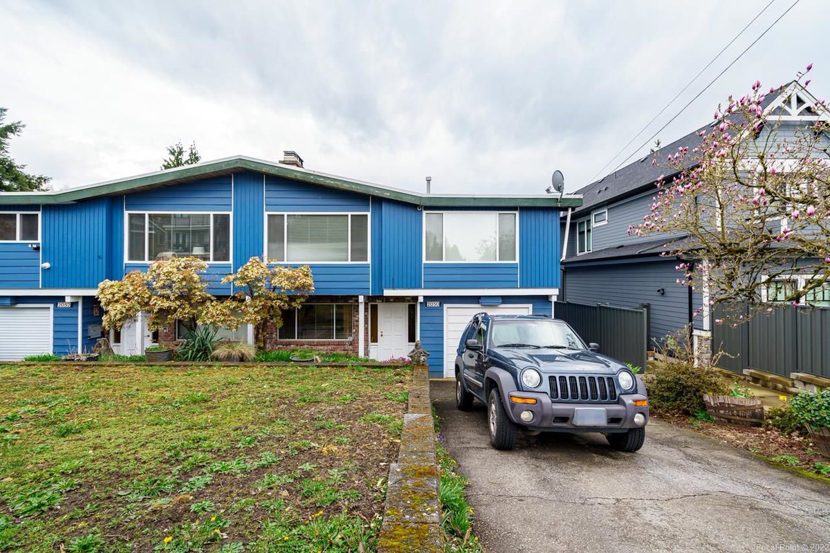 TeamWayneRemax's tweet photo. NEW LISTING // Half duplex with no strata fees, plus mountain and river views! 3 good size bedrooms, 2 bathrooms, and laundry complete the main floor. Downstairs is a second living area with two additional bedrooms, a kitchen,  and a full bath. See more: https://t.co/nZhuUDD0Ok https://t.co/YFY5ULeJUe