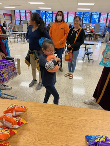 SHS_Troupe182's tweet photo. AAAAND WE HAVE A WINNER! Congrats to out grand prize winner at out 8th grade open house tonight! She was so happy to have her new squishmallow! https://t.co/iV5J96XSMe