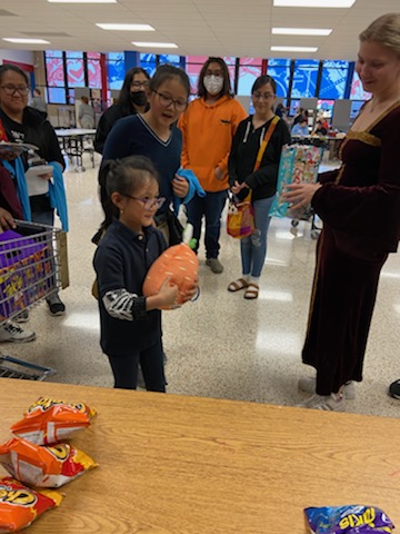 SHS_Troupe182's tweet photo. AAAAND WE HAVE A WINNER! Congrats to out grand prize winner at out 8th grade open house tonight! She was so happy to have her new squishmallow! https://t.co/iV5J96XSMe