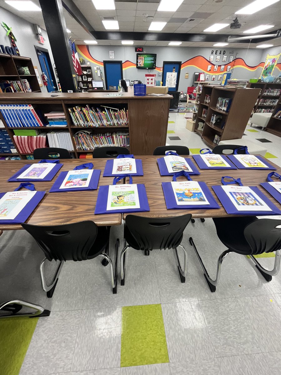 cfgilbert3's tweet photo. Our fabulous librarian, Sara Lopez @salopez99, has everything ready for our students and guest readers for DEAR day. @SchanenEstates @r0hernandez @JohnAPrezas @Mrsdmlopez https://t.co/Ycql9fzBOg