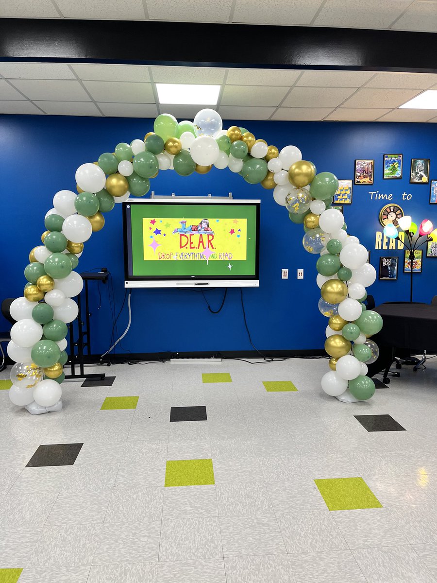 cfgilbert3's tweet photo. Our fabulous librarian, Sara Lopez @salopez99, has everything ready for our students and guest readers for DEAR day. @SchanenEstates @r0hernandez @JohnAPrezas @Mrsdmlopez https://t.co/Ycql9fzBOg